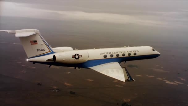 Avión C37 de la Fuerza Aérea de EE.UU. en vuelo — Vídeo de stock