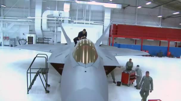 F-22 Raptor em manutenção — Vídeo de Stock