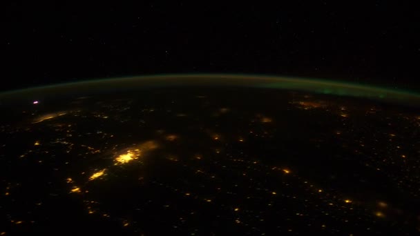 Space Station terbang di atas bumi — Stok Video
