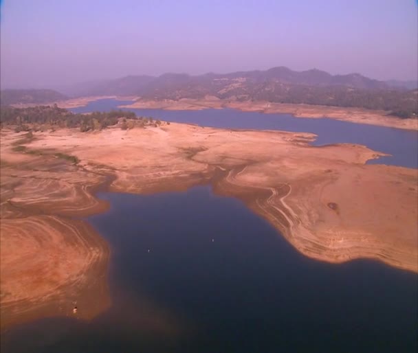 Droogte riool Californië van reservoirs. — Stockvideo