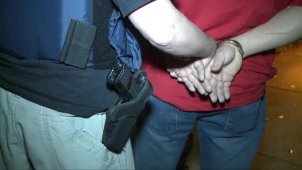 Agentes federales arrestan a extranjeros . — Vídeo de stock