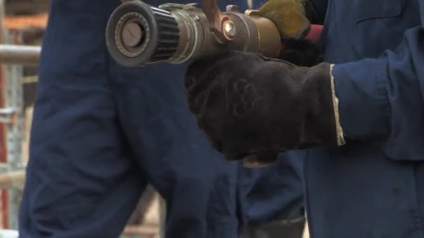 Marinheiros da Marinha participam de treinamento de bombeiros — Vídeo de Stock