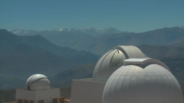 Un observatoire au sommet d'une montagne — Video