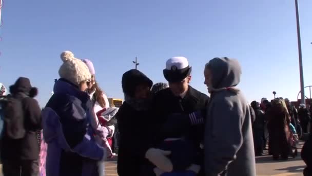 Marinefamilien heißen einheimische Soldaten willkommen — Stockvideo