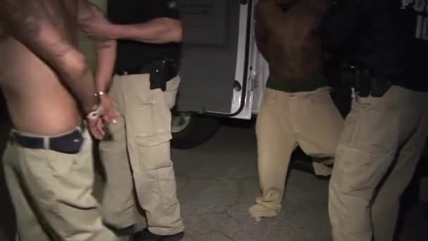 Verdächtige im Drogenhandel festgenommen — Stockvideo