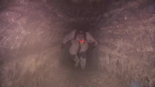 Агент УБН исследует нелегальные туннели — стоковое видео