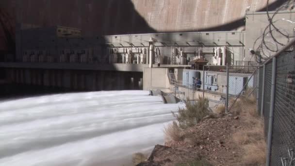 Ströme von Wasser Wasserkraftwerk — Stockvideo