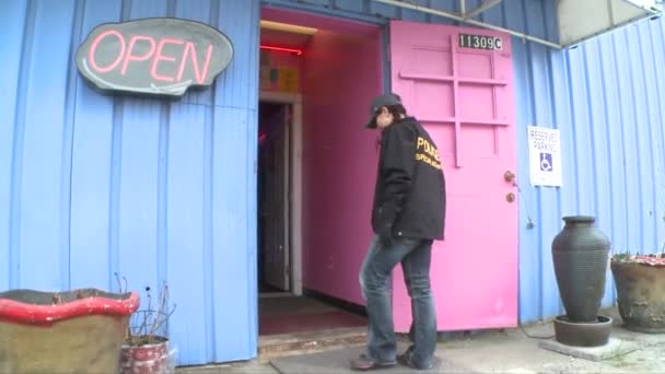 Police raid un club de strip-tease — Video