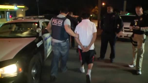 불법 체류자를 체포 하는 연방 요원 — 비디오