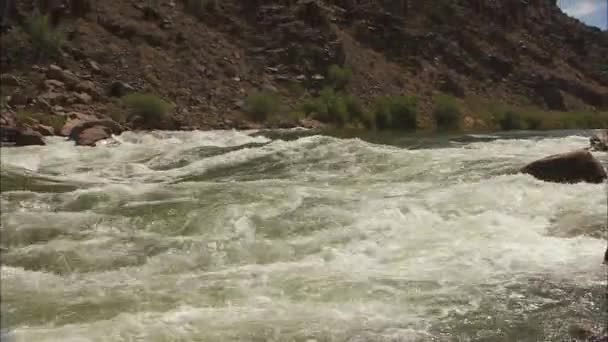 Kayaker navigeert de Grand Canyon — Stockvideo