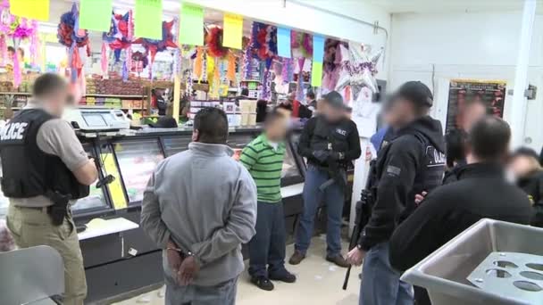 Agentes especiales de los EE.UU. Inmigración a — Vídeo de stock