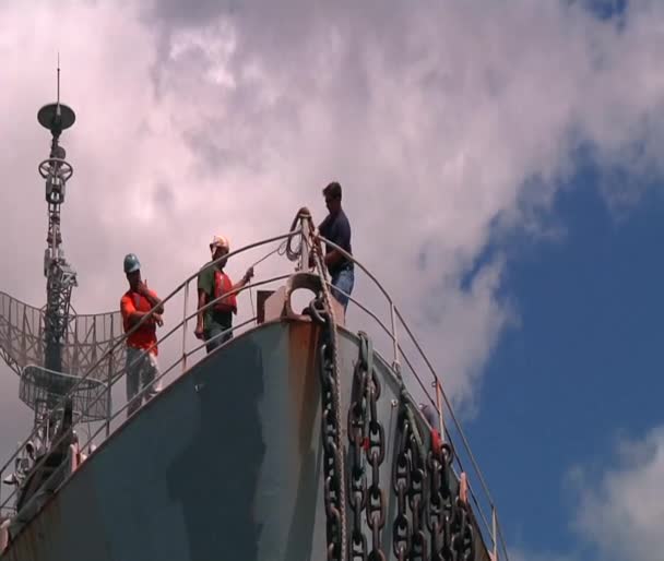 Um navio da Marinha é guiado para uma doca — Vídeo de Stock