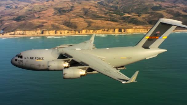 Fuerza Aérea de EE.UU. C-17 en vuelo — Vídeo de stock