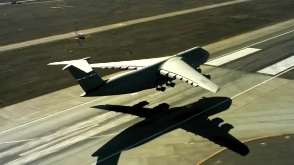 US Air Force C-5 landning — Stockvideo