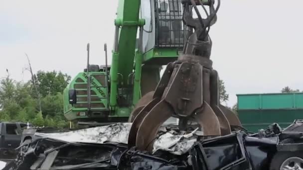 Agentes destroem Land Rover Defender — Vídeo de Stock