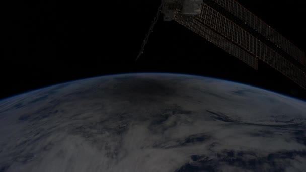 Raumstation fliegt über die Erde — Stockvideo