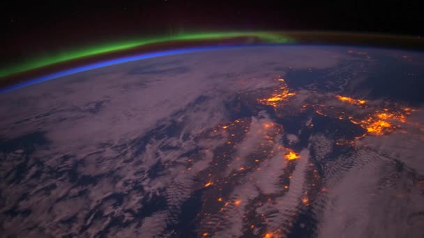 Het ruimtestation vliegt over de aarde — Stockvideo