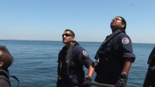 Agentes abordan un barco para buscar productos — Vídeos de Stock