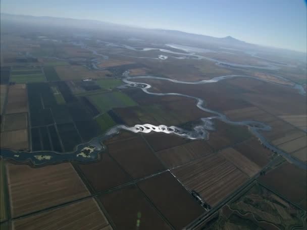 Helicópteros aéreos de tierras de cultivo — Vídeos de Stock