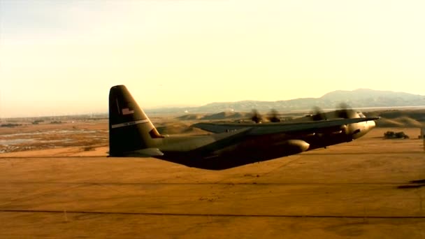 飛行中の米国の空軍 C-130 j — ストック動画