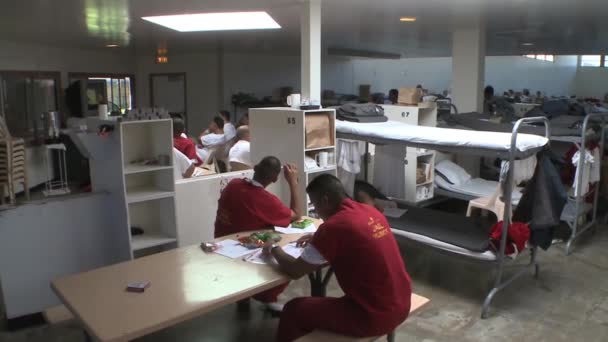 Prisioneiros numa prisão local — Vídeo de Stock