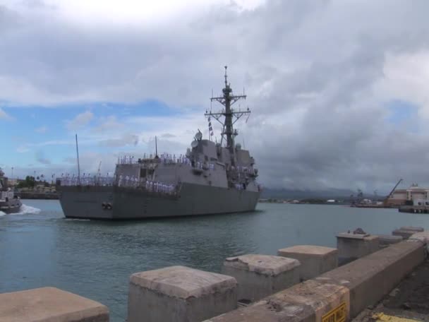 Chung Hoon departs Pearl Harbor — Stock Video