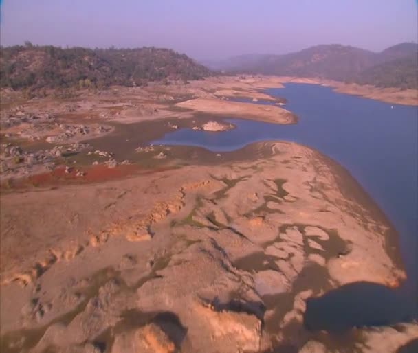 Droogte riool Californië van reservoirs. — Stockvideo