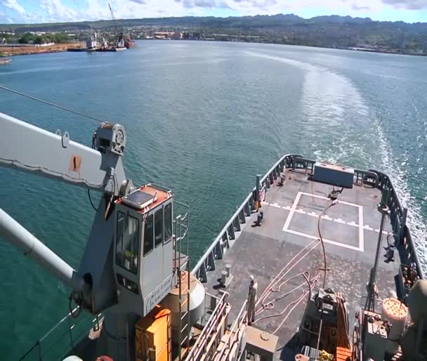 Un barco de la Marina es guiado a un muelle — Vídeos de Stock