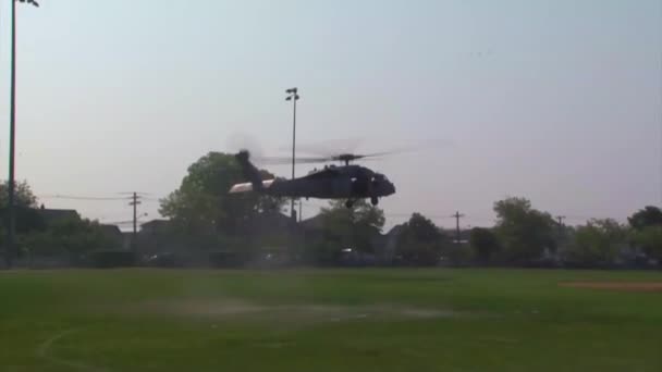 Un equipo SWAT usando un helicóptero de estilo militar — Vídeos de Stock