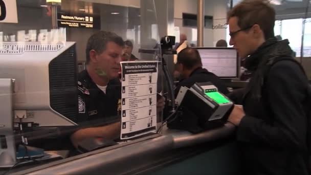 Passagerarna passen kontrolleras av säkerhet — Stockvideo