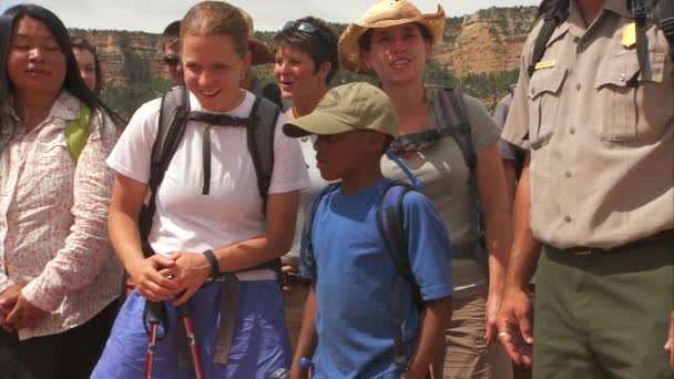 Ranger leidt een school tour — Stockvideo