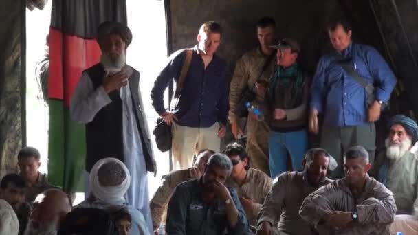 Marineinfanteristen sprechen mit afghanischer Führung — Stockvideo