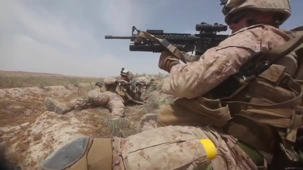 Морские пехотинцы США взаимодействуют с Талибаном — стоковое видео