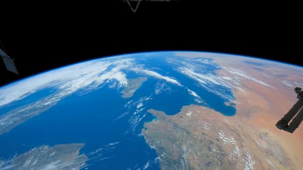 La Stazione Spaziale sorvola la terra — Video Stock