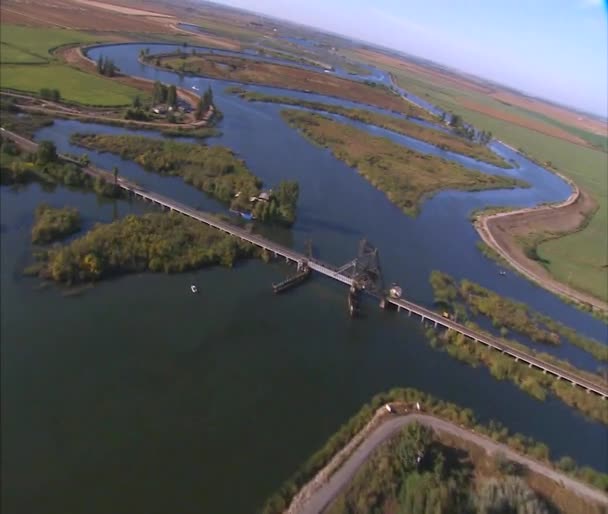 Воздух над лодкой на реке Сакраменто — стоковое видео