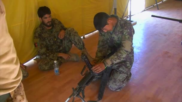 Soldados marines enseñan soldados afganos — Vídeo de stock