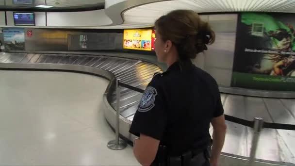 Segurança Interna caminhando no aeroporto — Vídeo de Stock