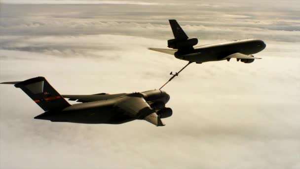 ВВС США KC-10 заправляет еще один самолет — стоковое видео