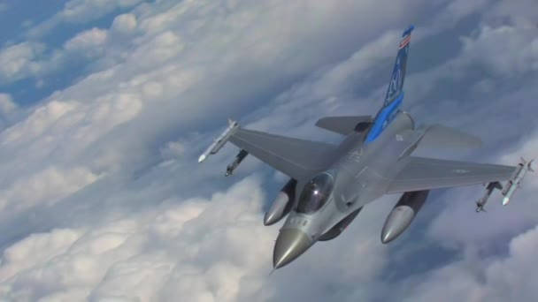 Un F-16 en vol . — Video