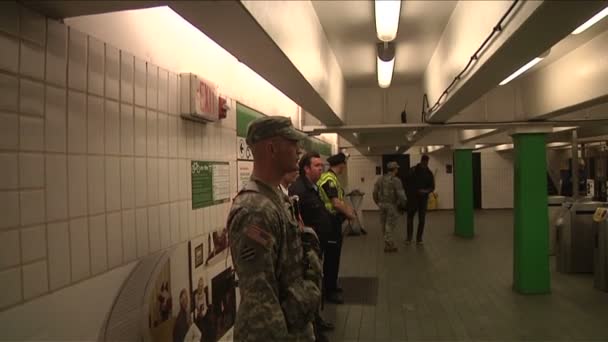 Soldados y militares vigilan la escena del bombardeo de la maratón de Boston, así como las estaciones de metro. . — Vídeo de stock