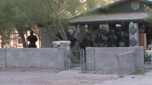 SWAT team invallen verdacht huis — Stockvideo