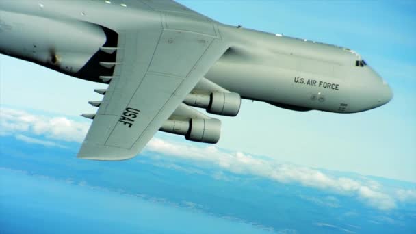 US Air Force C-5 under flygning — Stockvideo