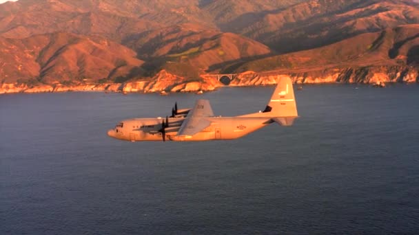 ВПС США С-130j в польоті — стокове відео