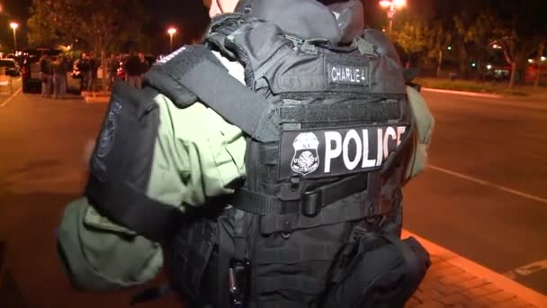 Losangeleské policie a federální agenti — Stock video