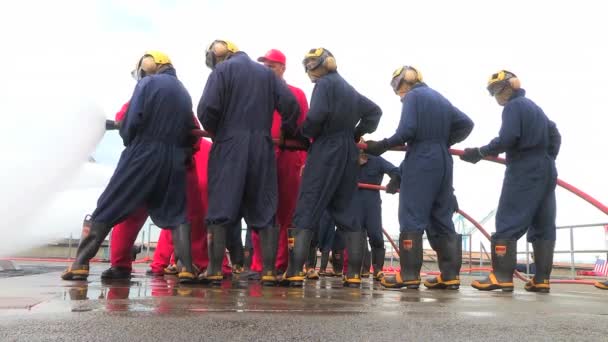 Marineros de la Marina participan en entrenamiento de bomberos — Vídeos de Stock