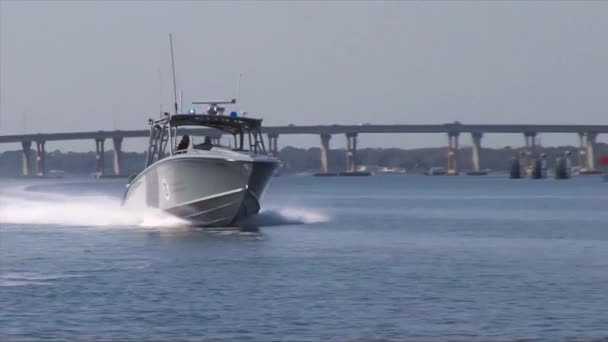 Ochranu hranic využívá vysokorychlostní člun — Stock video