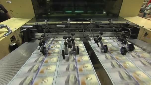 Hundert Scheine werden gedruckt — Stockvideo