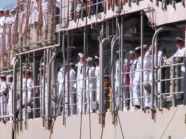 Marinefamilien heißen einheimische Soldaten willkommen — Stockvideo