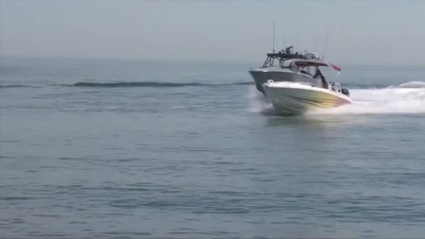 Пограничная охрана использует лодки для погони за катером — стоковое видео