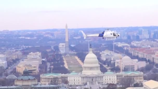 Grenzschutz-Hubschrauber fliegt gegen Hauptstadt-Skyline — Stockvideo